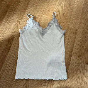 Vitt linne - Säljer detta vita linnet i storlek S, gratis frakt. 