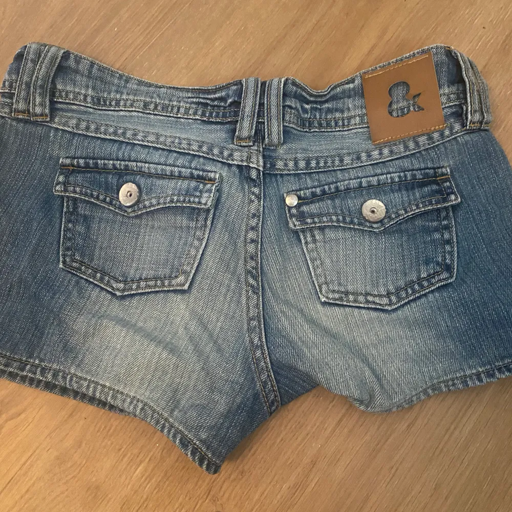 As snygga Lågmidjade vintage liknande jeans shorts!! Jätte snygga fickor! 💖 Kontakt för mer info och biler!!. Shorts.