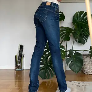 Pepe Jeans. style: New Brooke. Slim fit, normal midja och smala ben jeans. Rakt över: 39cm, innerbenslängd: 79cm, storlek: W29/L32