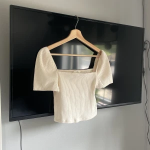 Topp  - Skitfin topp i storlek M! Säljer då den inte kommer till användning. Går att bära på två sätt:)