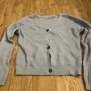 Blå stickad kofta - Samma som dem andra koftorna jätte fin men använder inte 