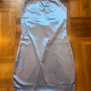 Kort klänning från hm, oanvänd, prislappen kvar  Skimmer-blå  S