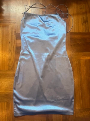 Klänning  - Kort klänning från hm, oanvänd, prislappen kvar  Skimmer-blå  S