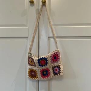 Väska pull & bear - Supersöt väska från pull and bear. Väldigt sparsamt använd. Säljer då den inte kommer till användning längre.💘