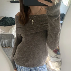 Stickad tröja  - Stickad off shoulder/polo tröja från Lindex☺️