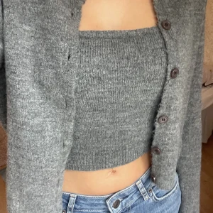 Kofta o linne set - Säljer detta matchande linne o kofta då de aldrig kommer till användning. Använt en gång. Köp linnet separat 80kr och koftan separat för 100. Köp tillsammans för 150kr. 