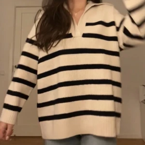 Stickad tröja - Stickad tröja från zara fortfarand prislapp på. Har inte kommit till använding då jag tycker den är för stor.