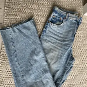 Raka jeans från zara i storlek 38, knappt använda 