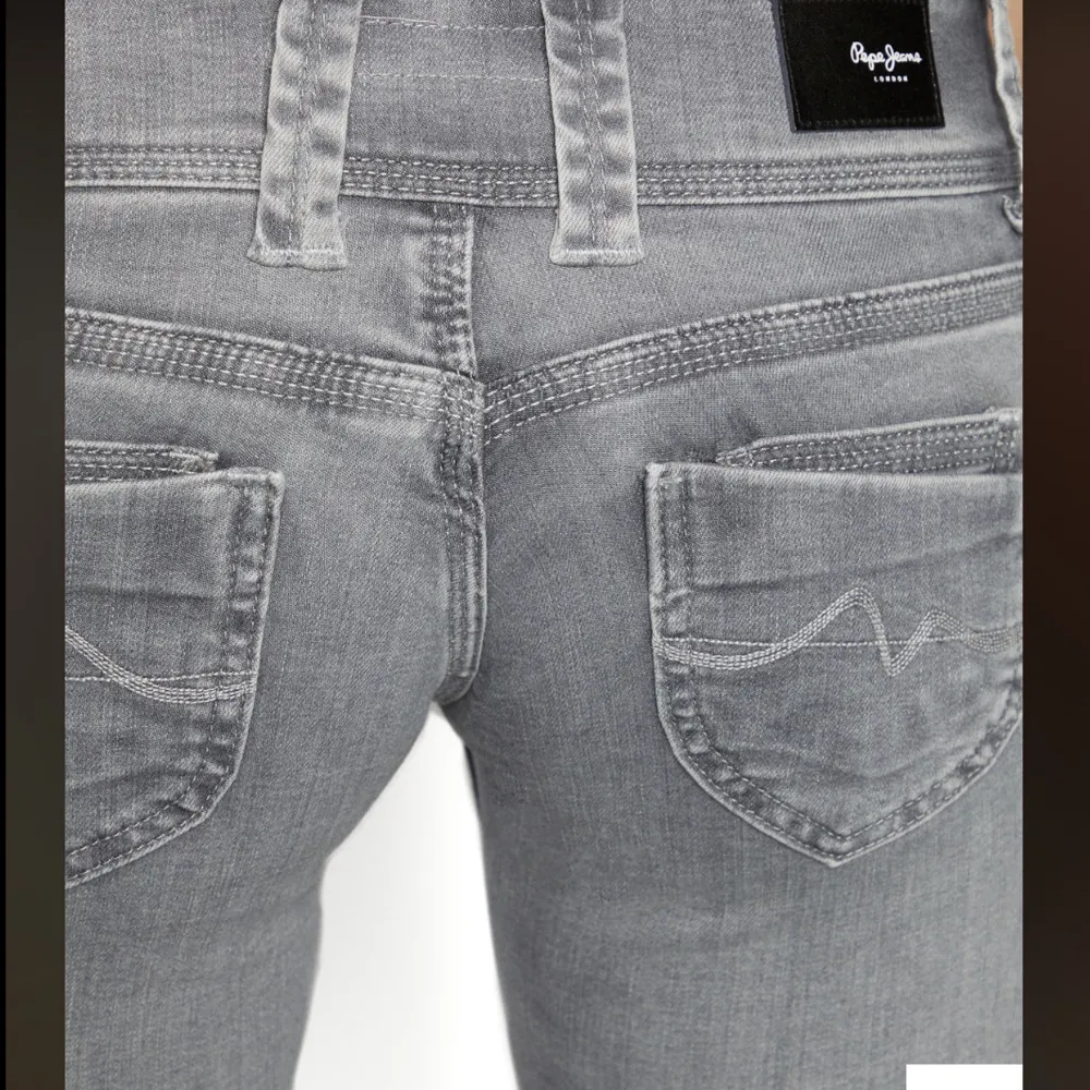 Grå Straight Pepe jeans i modellen Venus & färgen Wiser wash. Nypris: 1000 kr. Bara använts några gånger då de var lite små när jag köpte dem men nu passar de inte längre. Inga defekter. Ifall flera är intresserade blir det budgivning.. Jeans & Byxor.