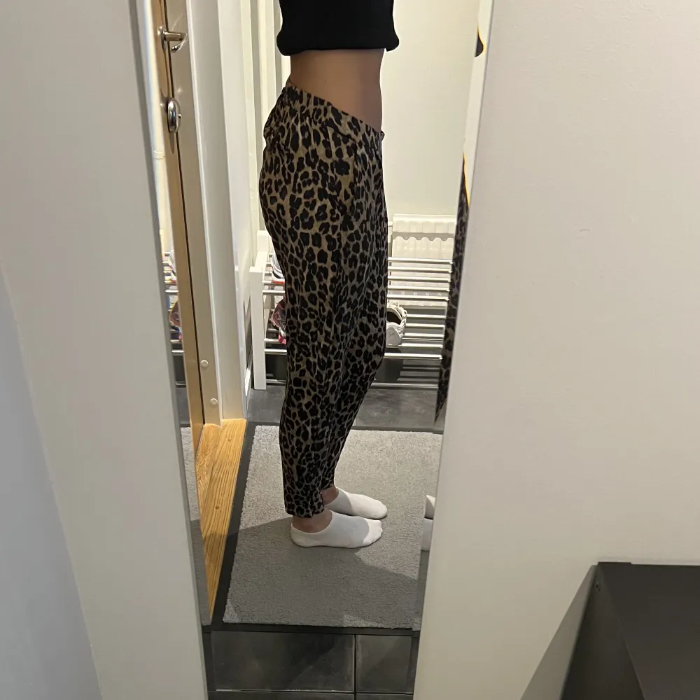 Tygbyxor i leopardmönster från Gina Tricot i strl XS. Använda en gång. . Jeans & Byxor.