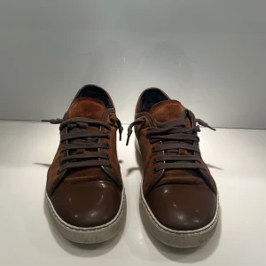 Lanvin skor  - Tjena, säljer nu mina fina lanvin skor pga att d blivit för små! 8/10 i skick! Börjar slitas på sulan som syns på bild 3 men ej något som märks vid andvändning! Pris kan diskuteras,  MVH Fabbe!