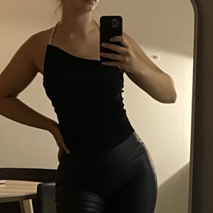 Svart festtopp - Festtopp med guldkedja. Aldrig använd. Storlek S. 