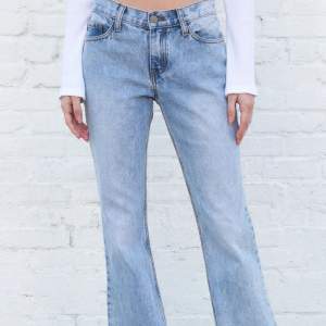 Så fina jeans som tyvärr blivit för små på mig😭😭 sitter jätteflattering o passar nån runt 170 lång, lånade bilder💗