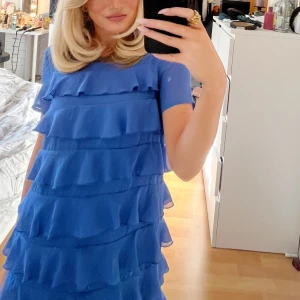 Volang klänning - Denna blå volang klänning💓 (Sista bilden är ej min)