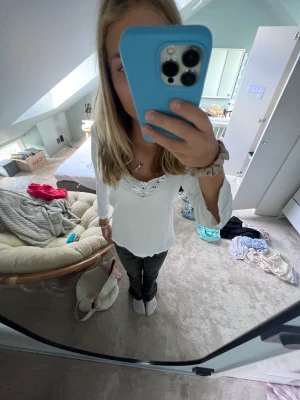 Långärmad tröja - Nice långärmad tröja, med lite detaljer!!💗En grej, står XL men är snarare en xs-s!!