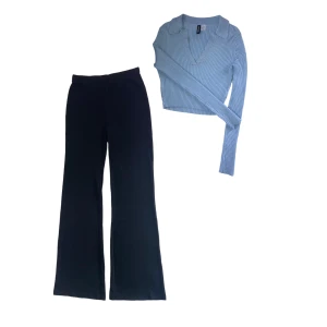 Outfit m. Tröja & byxor - Snygg outfit för 100 kr Styckpris: Byxor xs 60 kr Tröja s 60 kr 