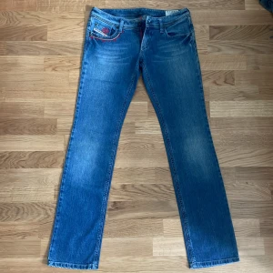 Diesel Jeans - Lågmidjade Diesel Lowky jeans, storlek W27 L32