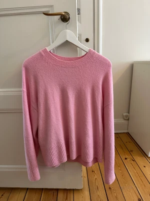 Stickad tröja  - Rosa stickad tröja från & Other Stories. Använd 2 gånger. 💗