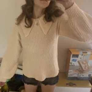 Stickad tröja - Stor och mysig, unik beige/rosa tröjan  💘perfekt för hösten! skriv vid frågor.