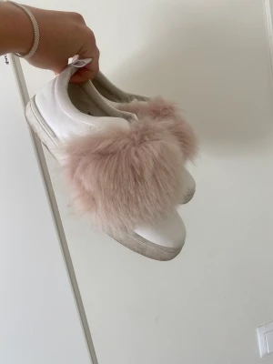 Pälssneakers - Såå snygga sneakers med päls, köpta på primark men för typ 5 pr sen så finns inte kvar, använda typ tre gånger❤️