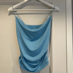 Topp - En blå topp från SHEIN i storleken L. Den var för liten i storleken så kan inte ha den. Säljer den för 25 kr + frakt. 