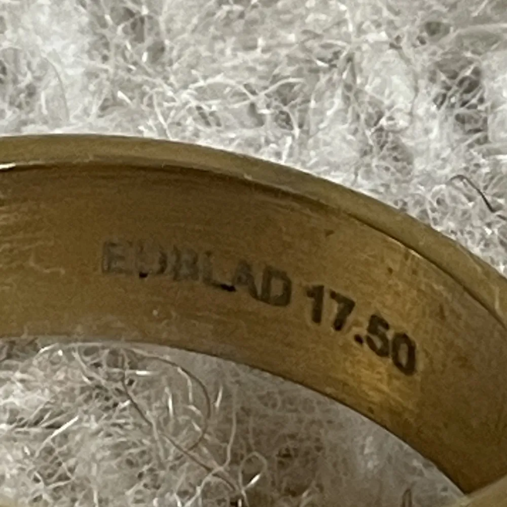 Säljer denna populära Edblad ring i storlek 17.50mm. . Accessoarer.