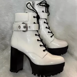 Högklackade boots - Skitsnygga högklackade boots med kedja, snörning och detaljer! Så häftiga att ha nu i höst eller på en utekväll!🐈‍⬛🍷🪩🖤  Skinnimitation. Använda 1 gång, tyvärr två svarta fläckar på bakre ”insida”, syns lite på bilden men skriv för mer detaljerad bild! 