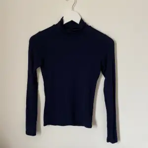 Långärmad blå tröja, lik den från Intimissimi både i modellen och i mjukheten! Det är en liten polokrage som man nog kan klippa bort om man störs av den. Vid snabb affär kan priset diskuteras!🫶