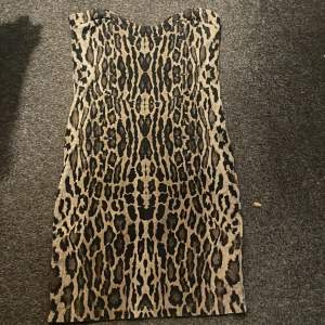 Axelbands fri leopard klänning som bara inte kommer till användning för att den är för stor