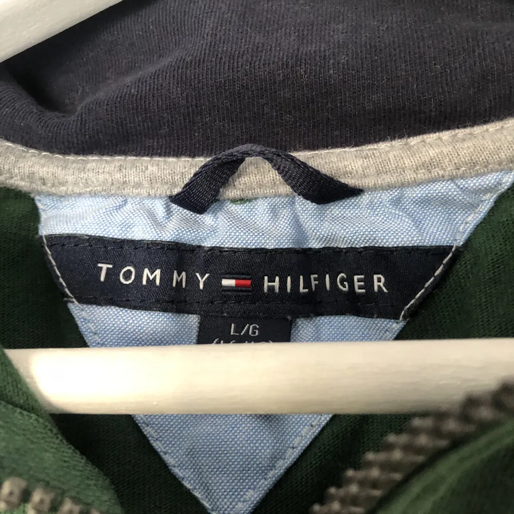 Säljer min snygga halfzip från märket Tommy Hilfiger. Den är i storlek L i herr men mindre i storleken, motsvarar ungefär XS/S. Hör av er vid frågor och funderingar mvh Jesper👍. Tröjor & Koftor.