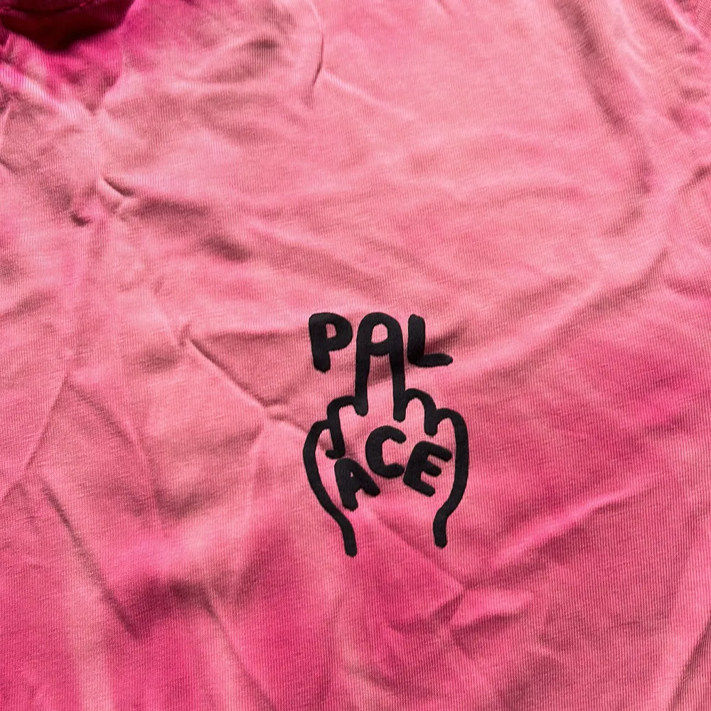 Säljer en Palace T-Shirt som är helt oanvänd men legat i byrån under längre tid. Nypris: strax över 1000 Mitt pris: 200 Storlek S. T-shirts.