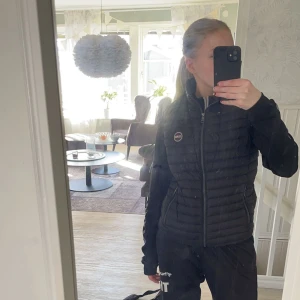 Colmar väst - Använd fåtal gånger. Köpt på Zalando för 2000kr❤️ säljer pga att den inte kommer till användning