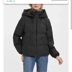 Vinterjacka - Svart vinterjacka med luva ifrån vero Moda  Köpt för länge sedan men fortfarande fint skick Storlek S och slutsåld i storleken just nu