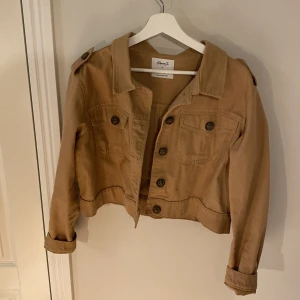 Beige/brun jeansjacka  - Beige/brun jeansjacka med knappar. Kort i modellen🤎🙌🏽