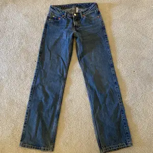 Säljer dessa super snygga lågmidjade weekday jeans i storlek 24/30 ( passar någon som brukar ha st 32/34 i byxor ) de är i bra skick och är sparsamt använda 🩵💙