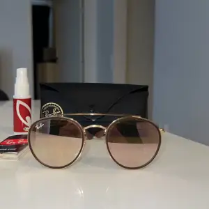 Unika Ray-Bans i nyskick! Knappt använda och fodral tillkommer. Köpta från Lensway för 1 år sedan. Vid köp av flera kan paketpris diskuteras. Nypris är 1490kr. 