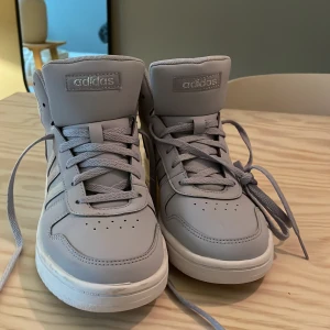 Adidas ljuslila  - Aldrig använda utomhus. 