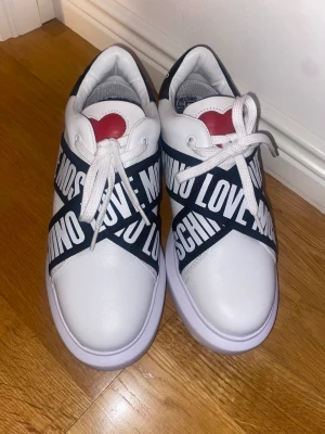 Love Moschino sneakers  - Ett par oanvända fina moschino skor då jag aldrig använt dom för fick dom och dom passa ej, kan skicka fler bilder❤️nypris cirka 3200