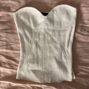 Topp - Jättefin topp som är figurnära, från Lindex🤍