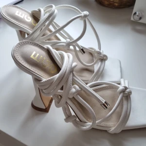 Klackar - Köpta second hand men aldrig använda av mig då dom är för stora