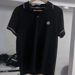 Moncler piké - Säljer nu min Moncler pike då jag tappat tycke för den. Den är köpt på nk i Stockholm för ca 1 månad sen. Nypris 2600kr använt 4-5 gånger. Äkthetsbevis finns.