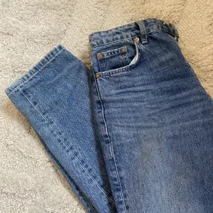Blåa så fina raka mid waist jeans från zara i nyskick!💞🙌🏼