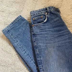 Zara mid waist jeans - Blåa så fina raka mid waist jeans från zara i nyskick!💞🙌🏼
