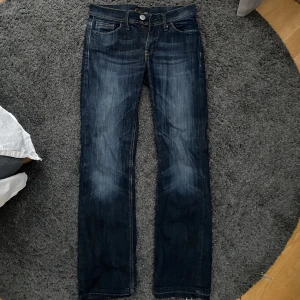 Mörkblå jeans  - Lågmidjade raka jeans i en mörkblå nyans säljs. Jag har köpt dessa på sellpy men aldrig riktigt använt de! Märket by Crocker. 