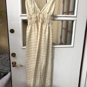 ljusgul klänning - Supersöt ljusgul klänning från gina. endast använd 1 gång. slutsåld! Så himla fin på! Storlek S