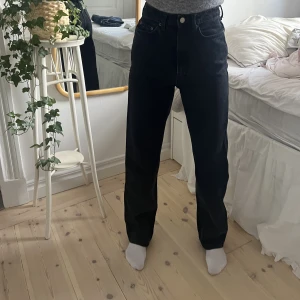 Jeans  - Svarta rowe modell i svart. Knappt använda och utan defekter. Storlek 25/32