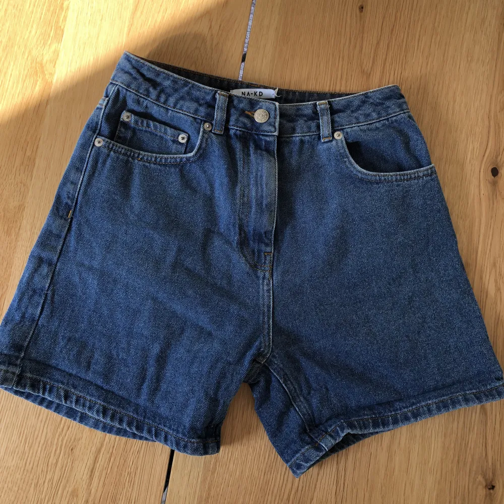 raka jeansshorts i mörk färg. så snygga! . Shorts.