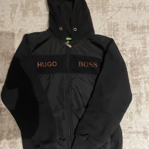 Hugo Boss Kofta Juniorstorlek 158/164 - Väldigt bra skick, har använt den max en gång. Storlek 158/164