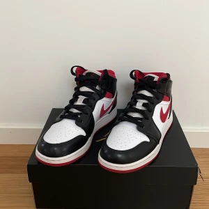 Air Jordan 1 mid gym red - Storlek 40, köpt för ett par år sen men fortfarande bra skick, nästan inga creases, ett par creasskydd ingår till och med, original box 