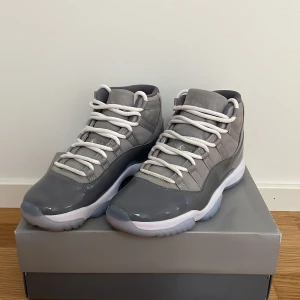 Air Jordan 11 cool grey - Storlek 42, knappt använda och så gott som nya, bara lite smutsiga på undersidan, original box